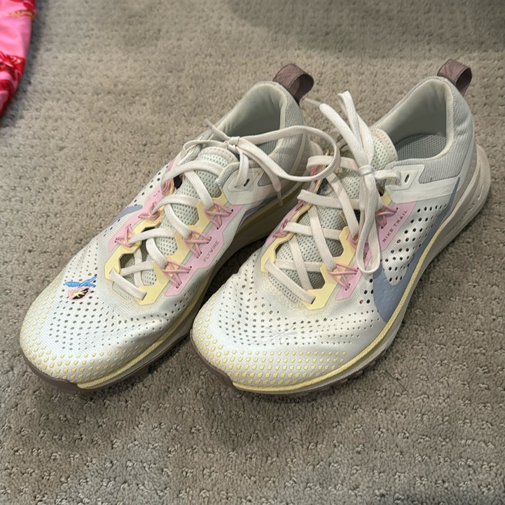 Nike trail running shoes worn once size 8